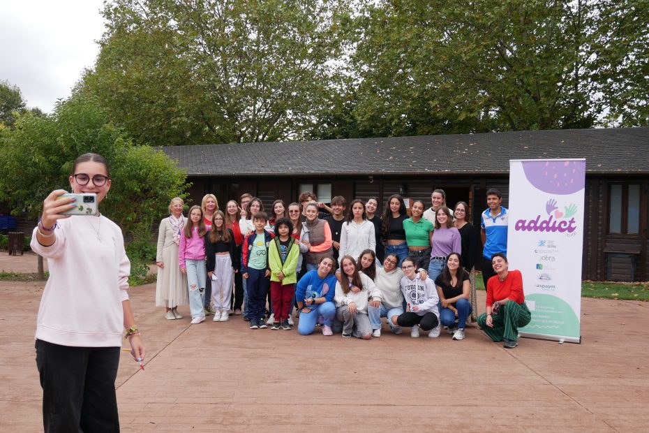 Picture of the participants of the school exchange taking a selfie.